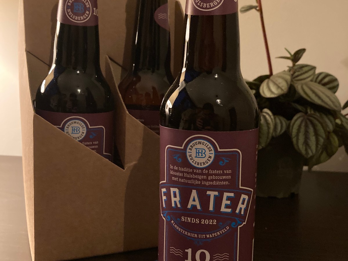 Leden Hulsbergen maken bierpakket met eigen brouwsels.